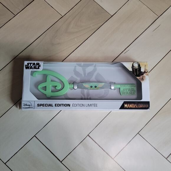 Disney Star Wars Mandalorian Special Edition Collectible Green Key Grogu - Picture 1 of 13